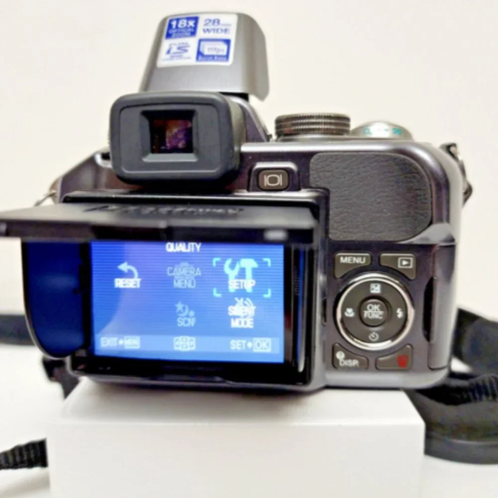 OLYMPUS SP-550UZ Digital Camera 7.1MP 28mm Wide Angle 18x OptZoom & Case…